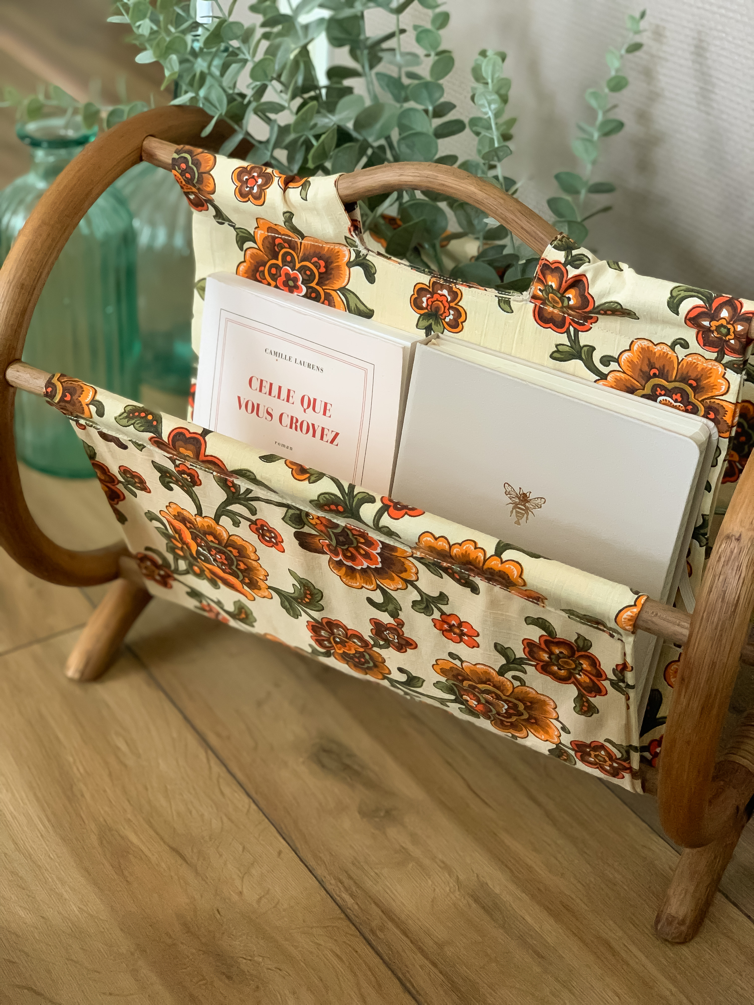 Une grosse dose de sixties et de seventies sur ce trésor chiné avec la sœurette !
Un fleuri magnifique sur un joli rotin pour ensoleiller ta décoration !
Cousette fait main.