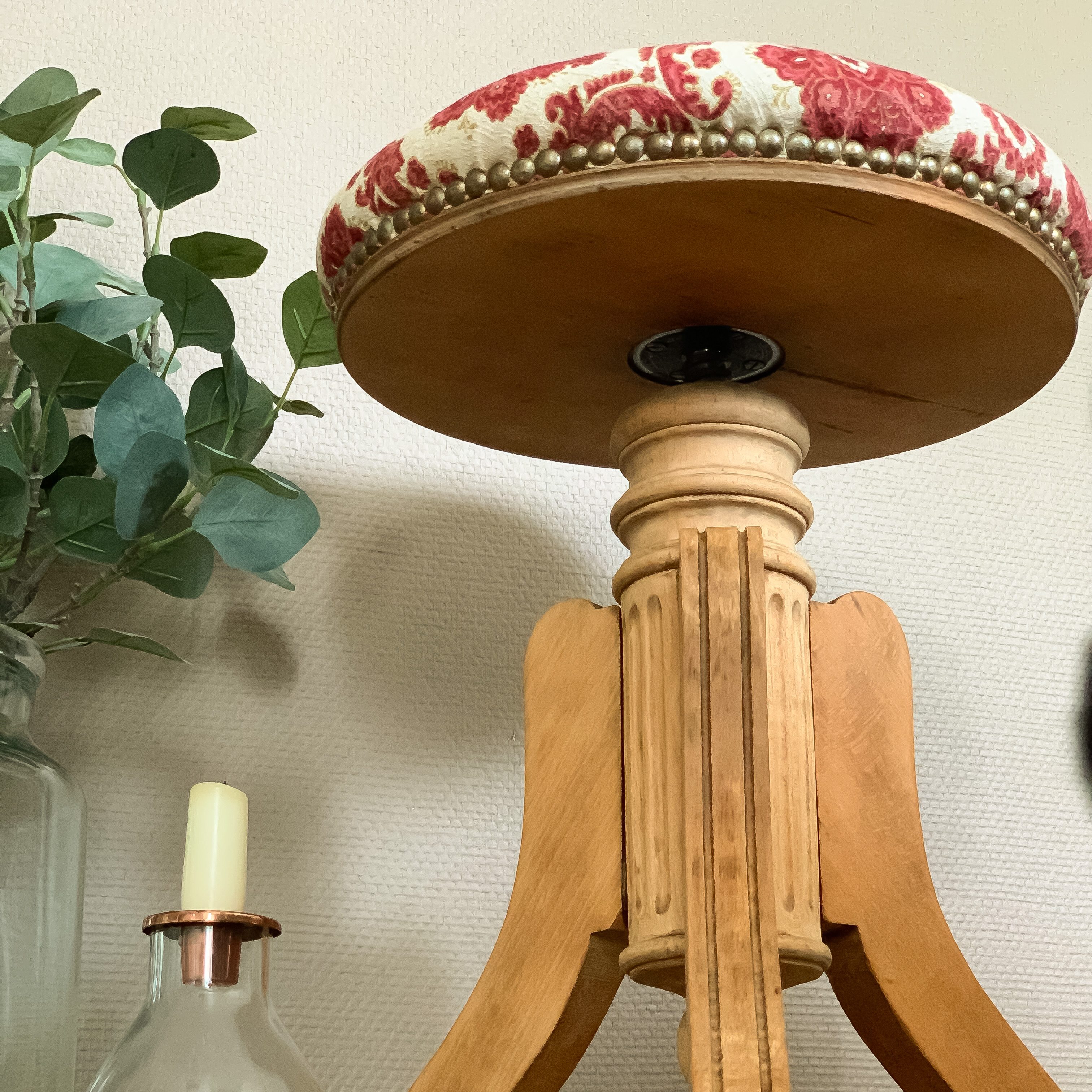 Un somptueux tissus sortis des placards vient parfaire cet ancien tabouret de piano, remis à brut.