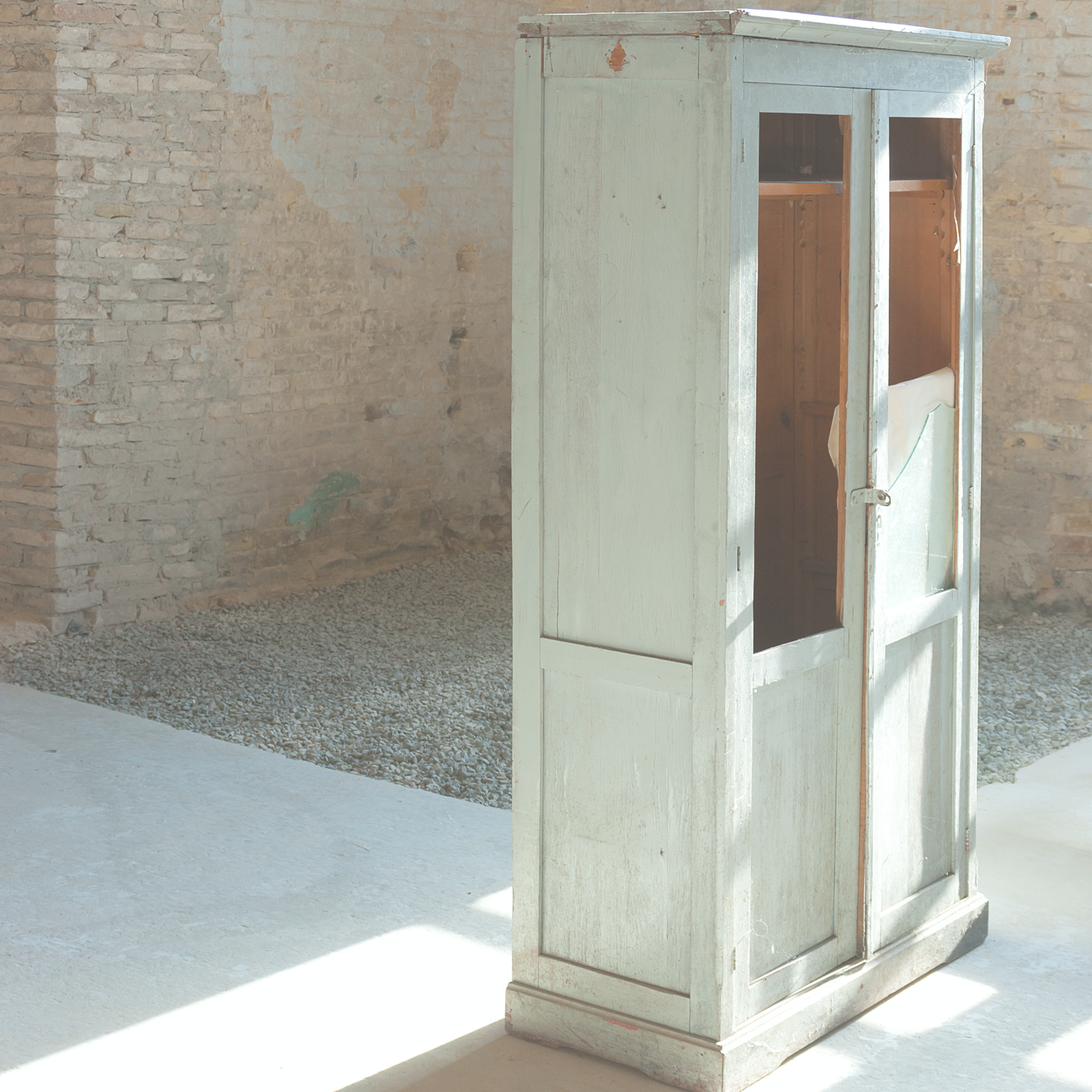 Restauration de ton meuble pour en préservant son histoire et sa beauté.